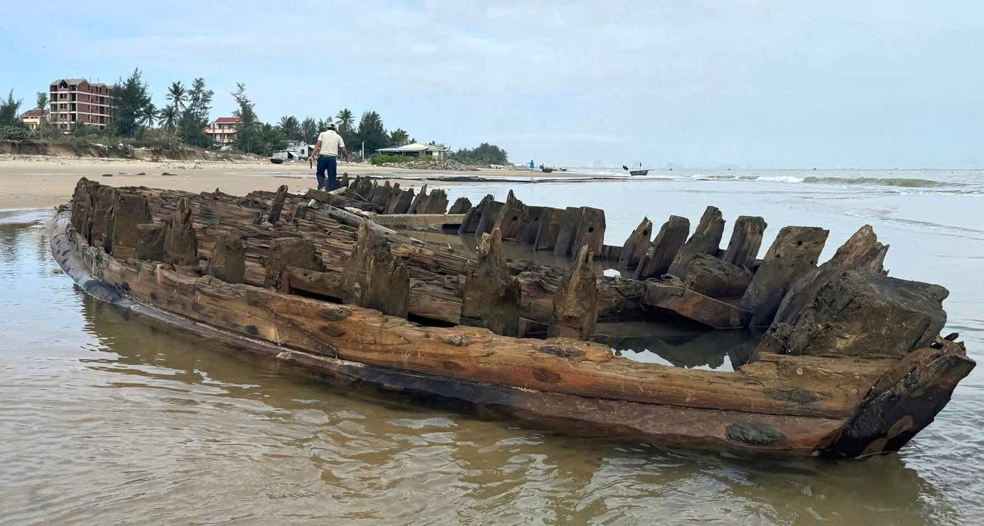 Tàu cổ xuất lộ sau bão- Ảnh 2.