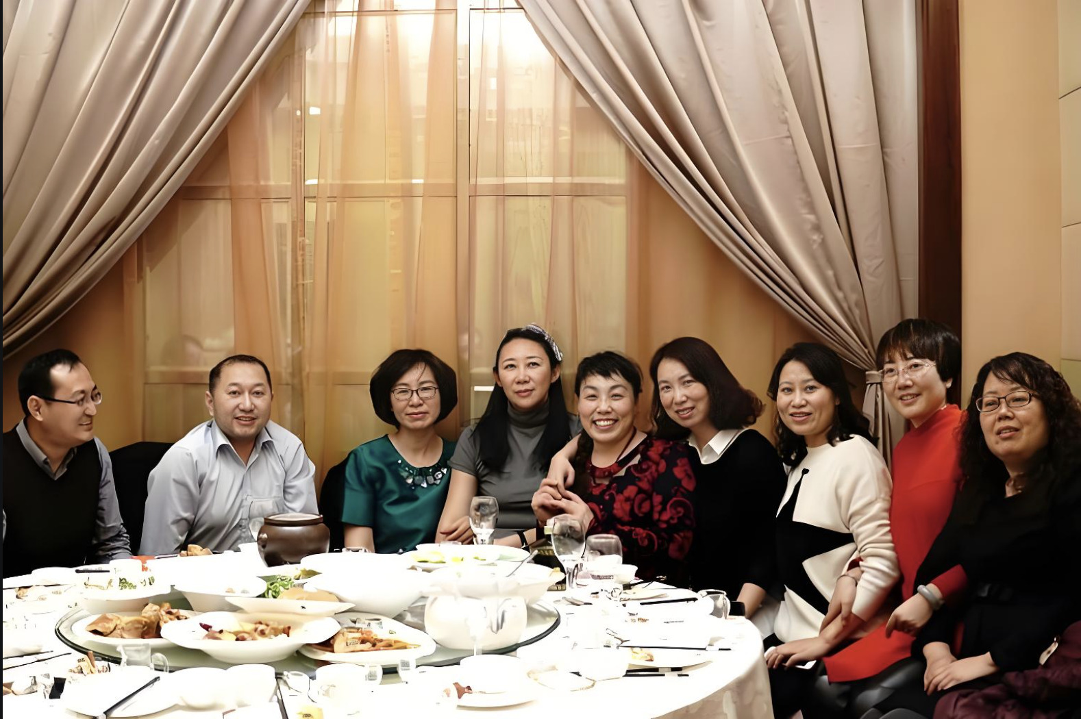 Họp lớp mời 15 người, đến nơi 30 người ăn hết 100 triệu: Nữ chủ tiệc vẫn trả nổi nhưng muốn dạy &ldquo;một b&agrave;i học nhớ đời&rdquo;- Ảnh 2.