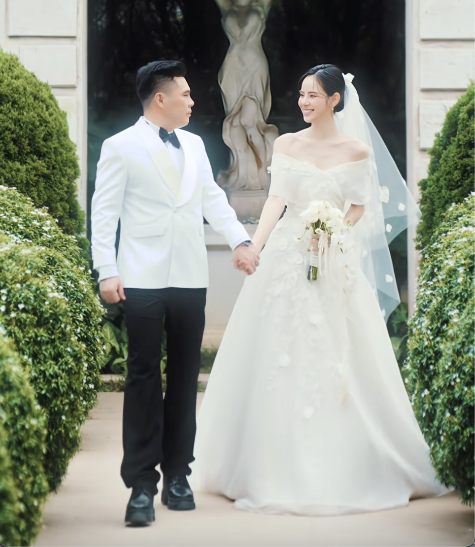 Chân dung thiếu gia Việt cưới mỹ nhân có "nụ cười triệu view" hot nhất hôm nay- Ảnh 6. Chân dung thiếu gia Việt cưới mỹ nhân có "nụ cười triệu view" hot nhất hôm nay- Ảnh 6.