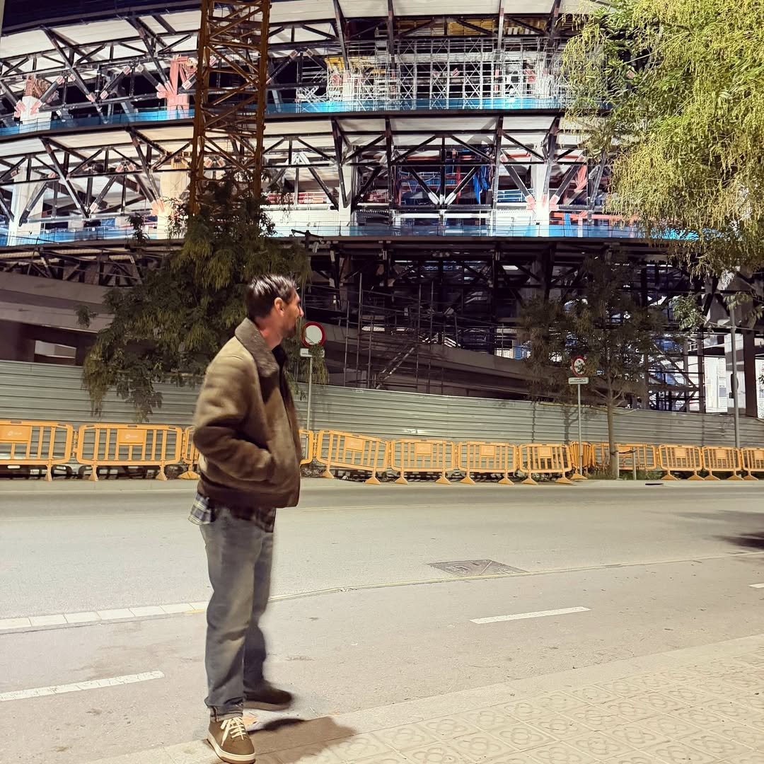 Cặp đôi đang ôm hôn tình tứ thì Messi đi ngang qua, biểu cảm ngẩn ngơ của chàng trai khiến netizen cười ngất- Ảnh 2.