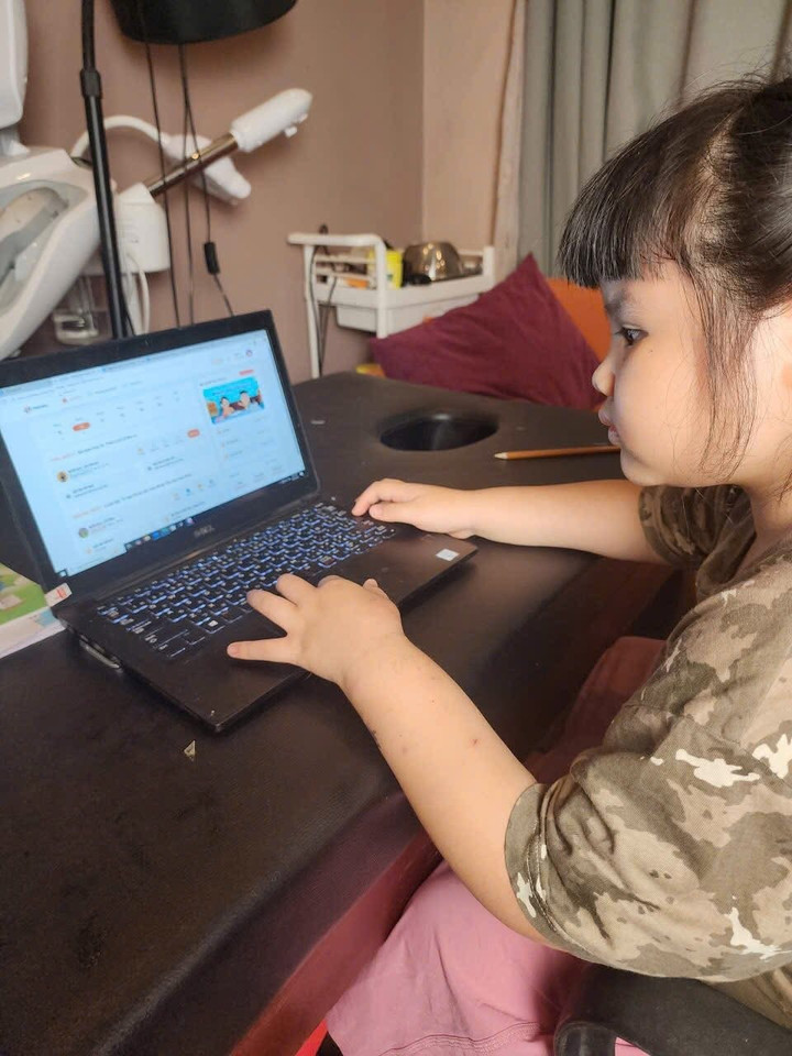 'C&ocirc; gi&aacute;o nh&iacute;' 7 tuổi mở lớp tiếng Anh tại nh&agrave;, phong th&aacute;i ai cũng trầm trồ- Ảnh 1.