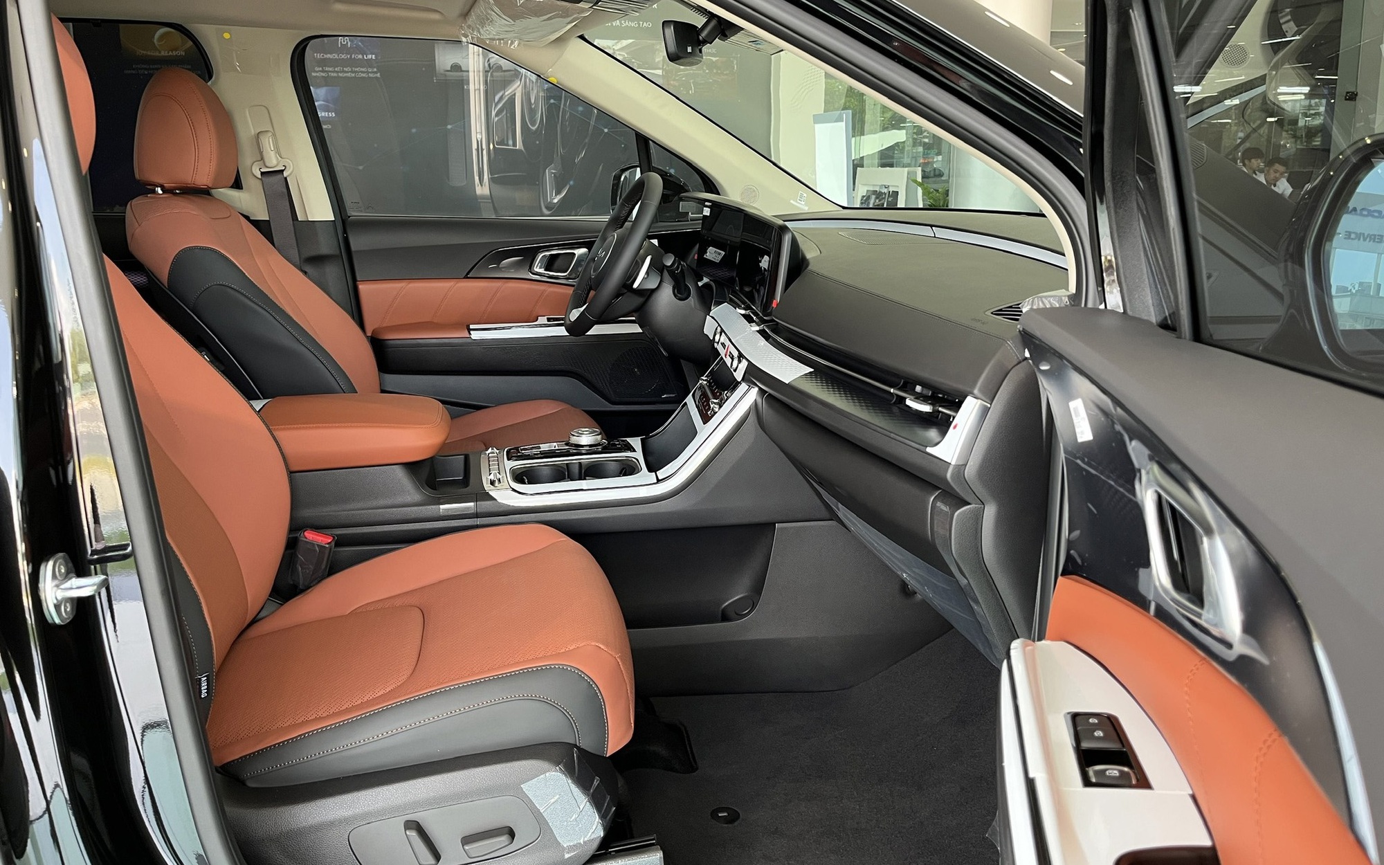 Kia Carnival máy xăng dọn kho giảm giá gần 400 triệu đồng tại đại lý, chạy đều 100km/ngày thì tiền tiết kiệm đủ đổ xăng 6 năm- Ảnh 6. Kia Carnival máy xăng dọn kho giảm giá gần 400 triệu đồng tại đại lý, chạy đều 100km/ngày thì tiền tiết kiệm đủ đổ xăng 6 năm- Ảnh 6.