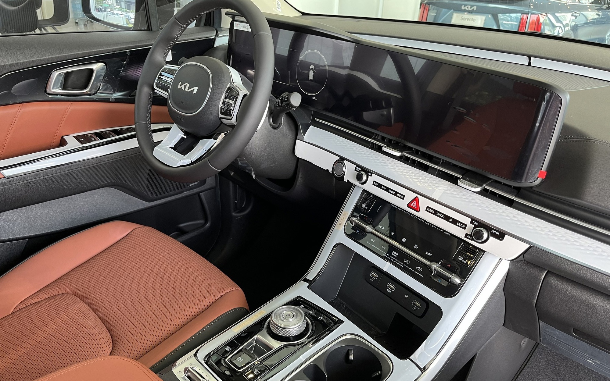 Kia Carnival máy xăng dọn kho giảm giá gần 400 triệu đồng tại đại lý, chạy đều 100km/ngày thì tiền tiết kiệm đủ đổ xăng 6 năm- Ảnh 5. Kia Carnival máy xăng dọn kho giảm giá gần 400 triệu đồng tại đại lý, chạy đều 100km/ngày thì tiền tiết kiệm đủ đổ xăng 6 năm- Ảnh 5.