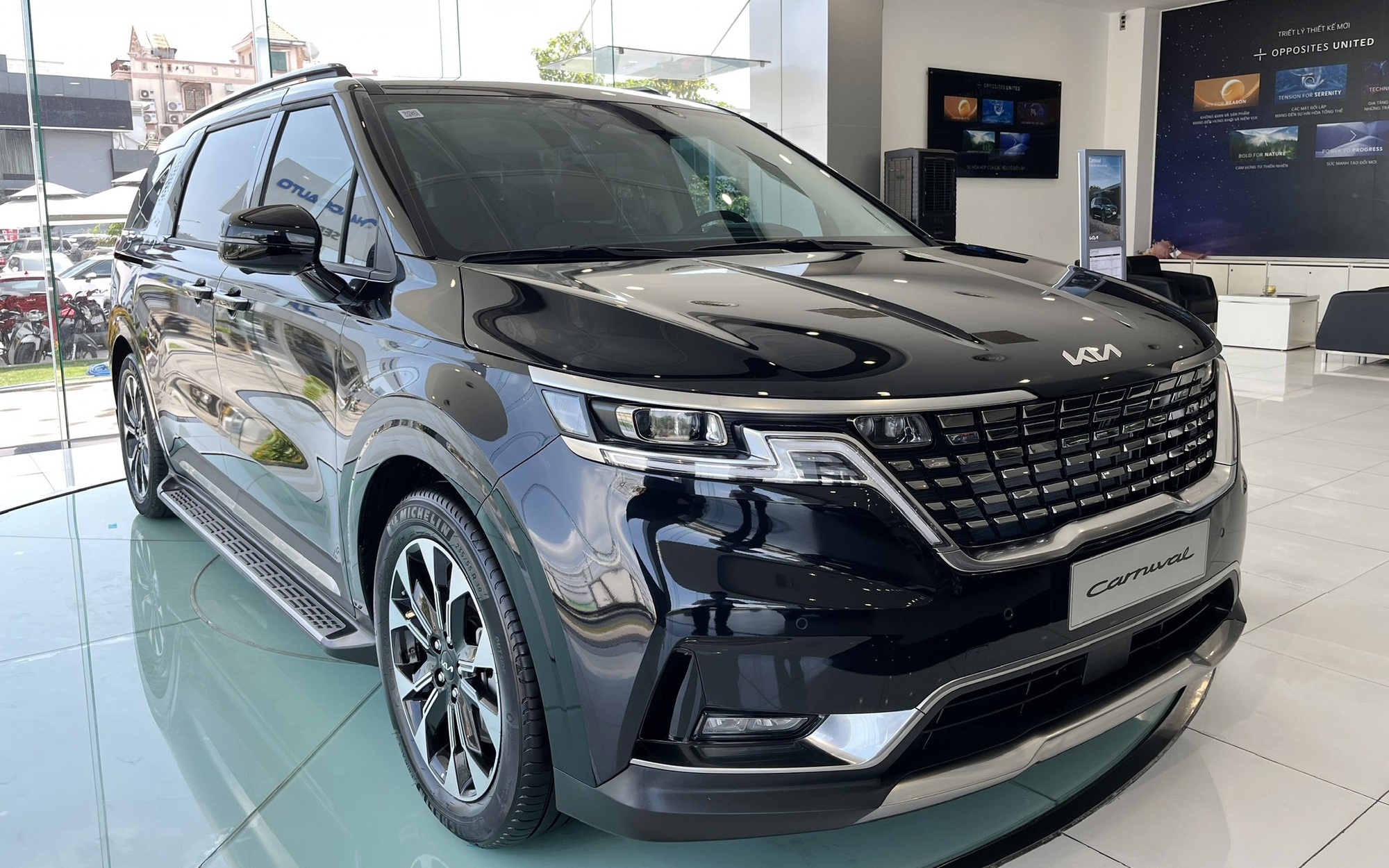 Kia Carnival máy xăng dọn kho giảm giá gần 400 triệu đồng tại đại lý, chạy đều 100km/ngày thì tiền tiết kiệm đủ đổ xăng 6 năm- Ảnh 2. Kia Carnival máy xăng dọn kho giảm giá gần 400 triệu đồng tại đại lý, chạy đều 100km/ngày thì tiền tiết kiệm đủ đổ xăng 6 năm- Ảnh 2.