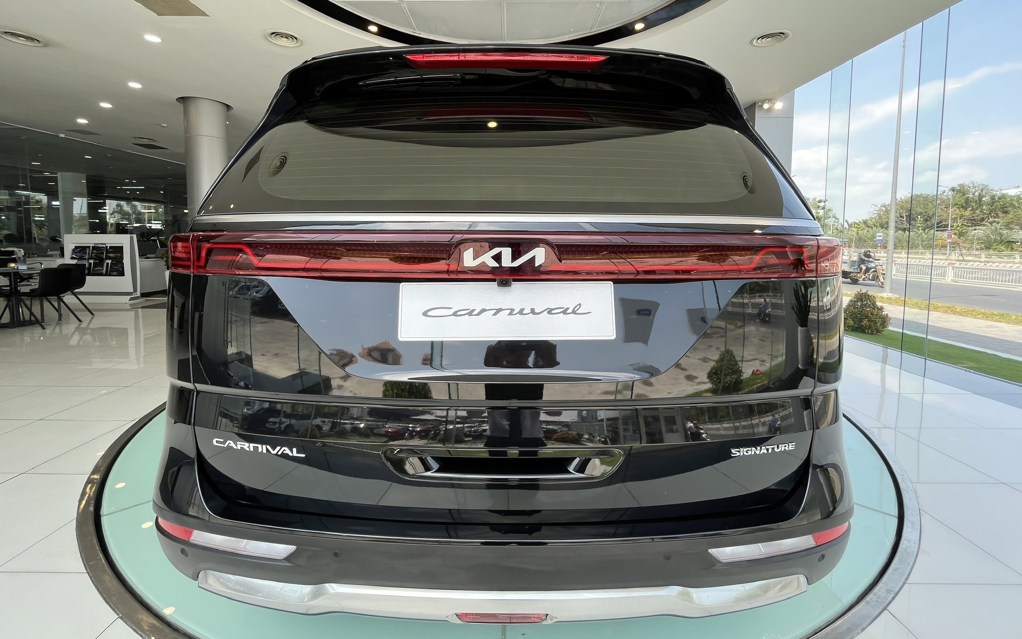Kia Carnival máy xăng dọn kho giảm giá gần 400 triệu đồng tại đại lý, chạy đều 100km/ngày thì tiền tiết kiệm đủ đổ xăng 6 năm- Ảnh 4. Kia Carnival máy xăng dọn kho giảm giá gần 400 triệu đồng tại đại lý, chạy đều 100km/ngày thì tiền tiết kiệm đủ đổ xăng 6 năm- Ảnh 4.