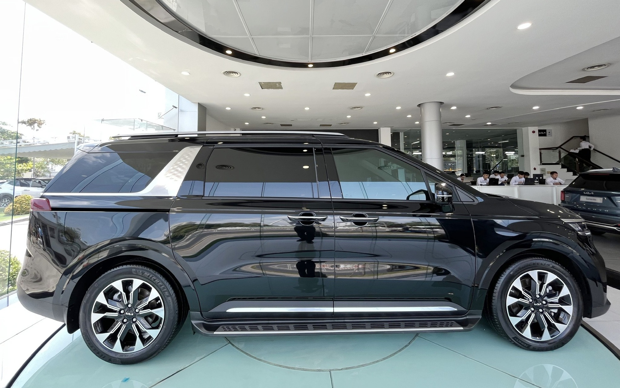 Kia Carnival máy xăng dọn kho giảm giá gần 400 triệu đồng tại đại lý, chạy đều 100km/ngày thì tiền tiết kiệm đủ đổ xăng 6 năm- Ảnh 3. Kia Carnival máy xăng dọn kho giảm giá gần 400 triệu đồng tại đại lý, chạy đều 100km/ngày thì tiền tiết kiệm đủ đổ xăng 6 năm- Ảnh 3.