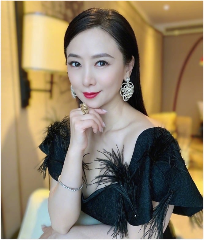 Con g&aacute;i gi&aacute;o sư danh tiếng bị gia đ&igrave;nh 