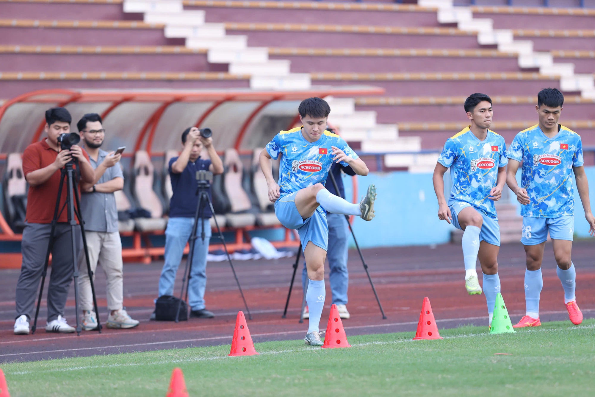 Visual sáng bừng của Khổng Minh Gia Bảo ở đội tuyển Việt Nam- Ảnh 1. Visual sáng bừng của Khổng Minh Gia Bảo ở đội tuyển Việt Nam- Ảnh 1.