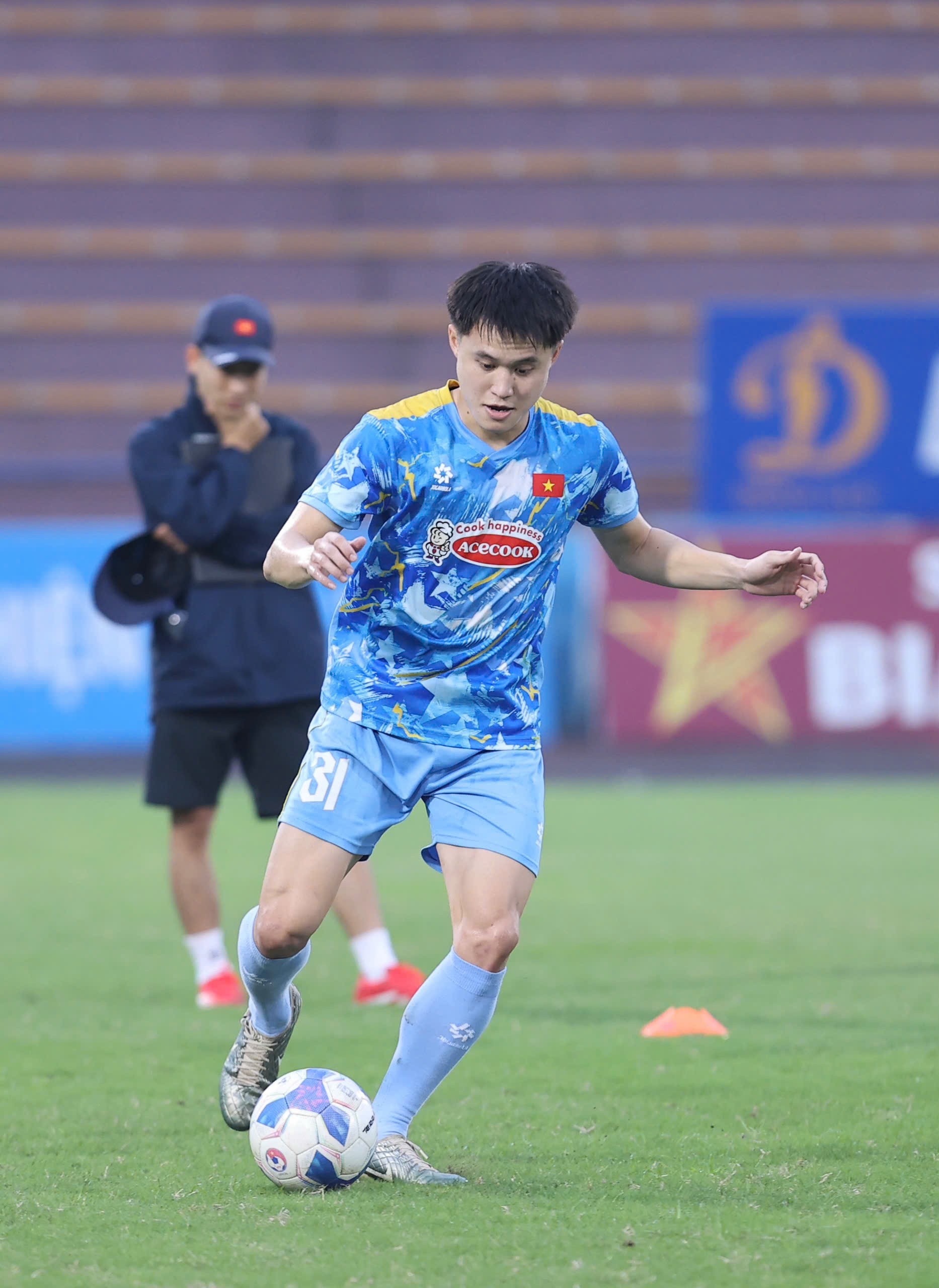 Visual sáng bừng của Khổng Minh Gia Bảo ở đội tuyển Việt Nam- Ảnh 2. Visual sáng bừng của Khổng Minh Gia Bảo ở đội tuyển Việt Nam- Ảnh 2.