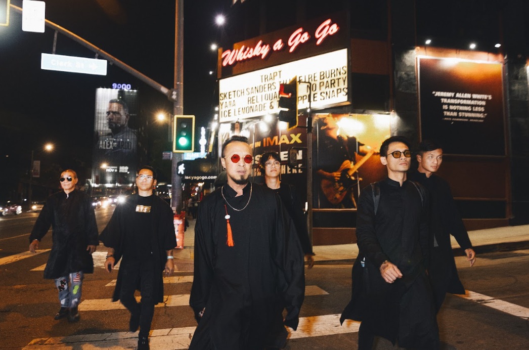 Tự hào ban nhạc Việt mặc áo dài trình diễn tại Mỹ- Ảnh 1. Tự hào ban nhạc Việt mặc áo dài trình diễn tại Mỹ- Ảnh 1.