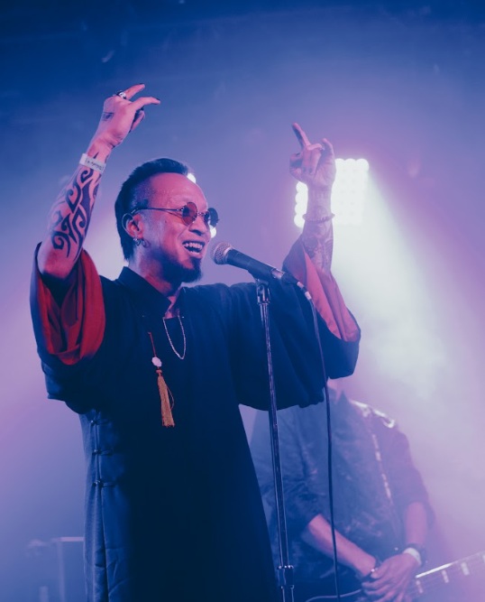 Tự hào ban nhạc Việt mặc áo dài trình diễn tại Mỹ- Ảnh 3. Tự hào ban nhạc Việt mặc áo dài trình diễn tại Mỹ- Ảnh 3.