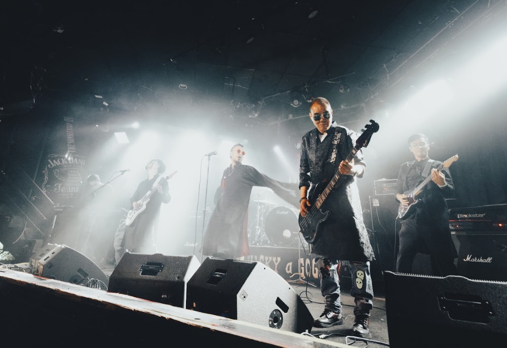 Tự hào ban nhạc Việt mặc áo dài trình diễn tại Mỹ- Ảnh 2. Tự hào ban nhạc Việt mặc áo dài trình diễn tại Mỹ- Ảnh 2.