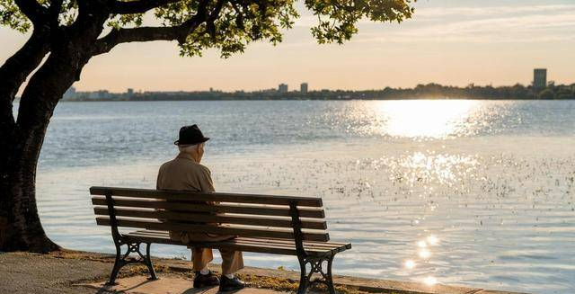 Những người trên 70 tuổi, bất kể có bao nhiêu con, nên chuẩn bị cho khả năng "sống trong cô đơn"?- Ảnh 4. Những người trên 70 tuổi, bất kể có bao nhiêu con, nên chuẩn bị cho khả năng "sống trong cô đơn"?- Ảnh 4.