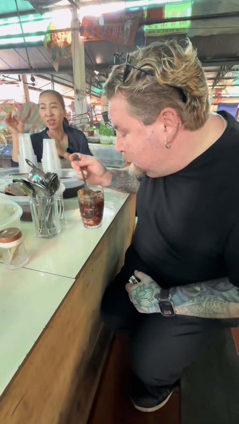 Khách Tây trầm trồ khi ăn món bình dân chỉ vài nghìn trong chợ Việt, nhận xét: "Nó thật sự ở cái tầm!"- Ảnh 1. Khách Tây trầm trồ khi ăn món bình dân chỉ vài nghìn trong chợ Việt, nhận xét: "Nó thật sự ở cái tầm!"- Ảnh 1.