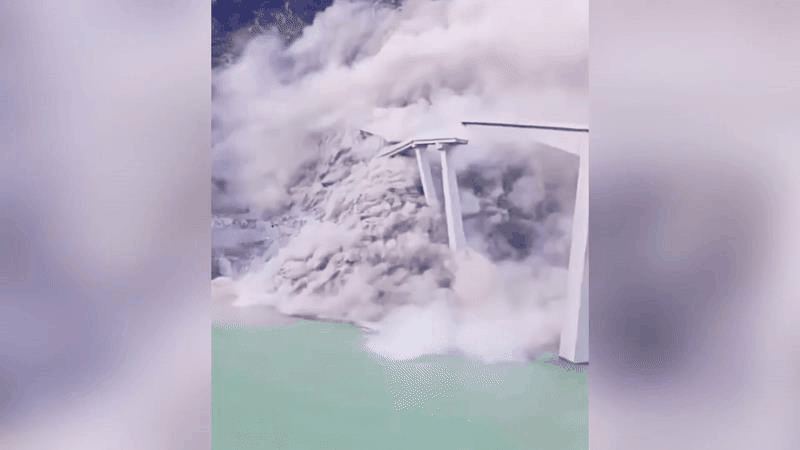 Cầu vượt cao tốc dài 750m sập, những trụ cầu cao bằng cả tòa nhà đổ như domino: Mới hoàn thành đầu năm, nhà chức trách không đề cập tới lỗi thi công hay thiết kế- Ảnh 1.