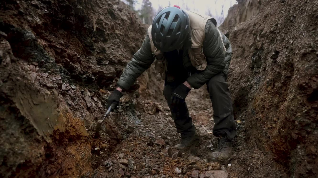 Hứng đòn đau vì Trung Quốc chặn mặt hàng Mỹ không thể sản xuất dù chỉ 1 gram, người dân bỏ qua cả vàng để săn lùng kho báu: Liệu có thoát phụ thuộc Bắc Kinh?- Ảnh 1.