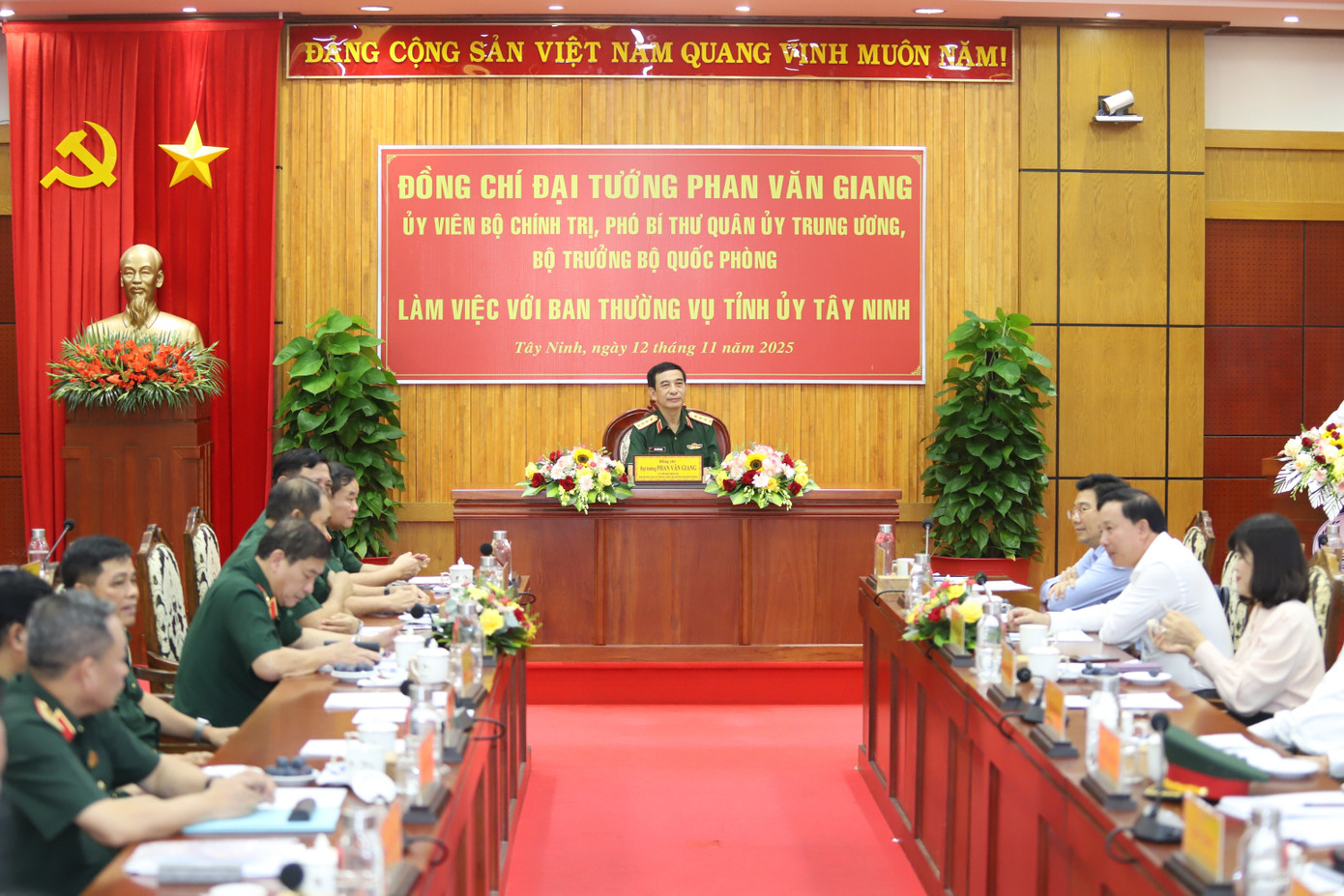 Bộ trưởng Quốc phòng Phan Văn Giang làm việc với Ban Thường vụ Tỉnh ủy Tây Ninh- Ảnh 1.