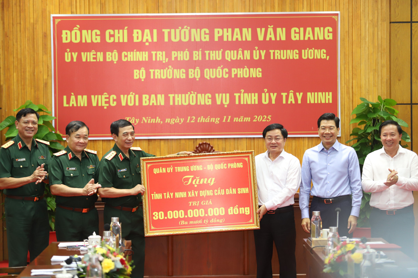 Bộ trưởng Quốc phòng Phan Văn Giang làm việc với Ban Thường vụ Tỉnh ủy Tây Ninh- Ảnh 3.