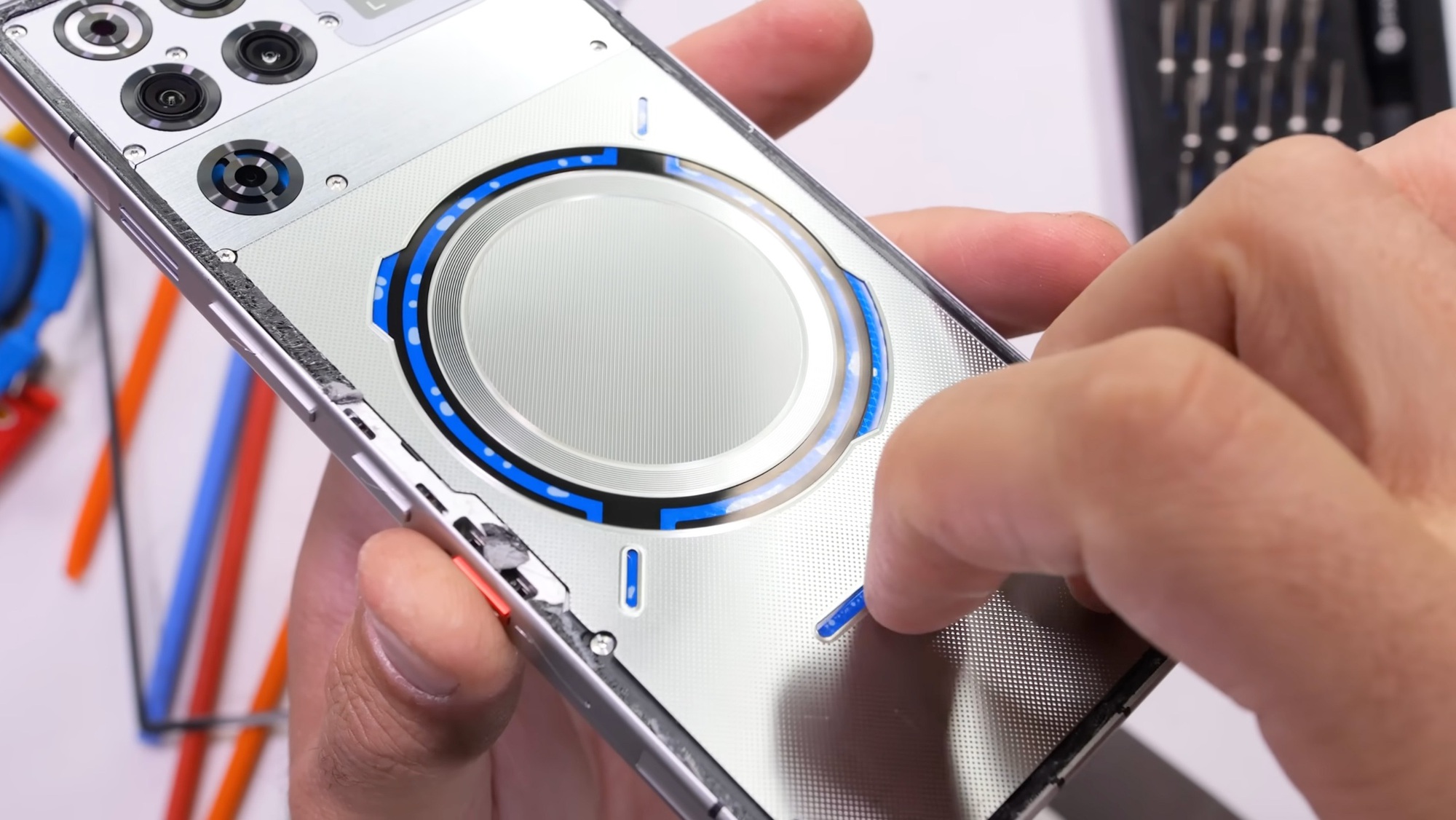 Mổ xẻ flagship Android mới, YouTuber ngỡ ngàng trước công nghệ tản nhiệt như của "người ngoài hành tinh"- Ảnh 2.