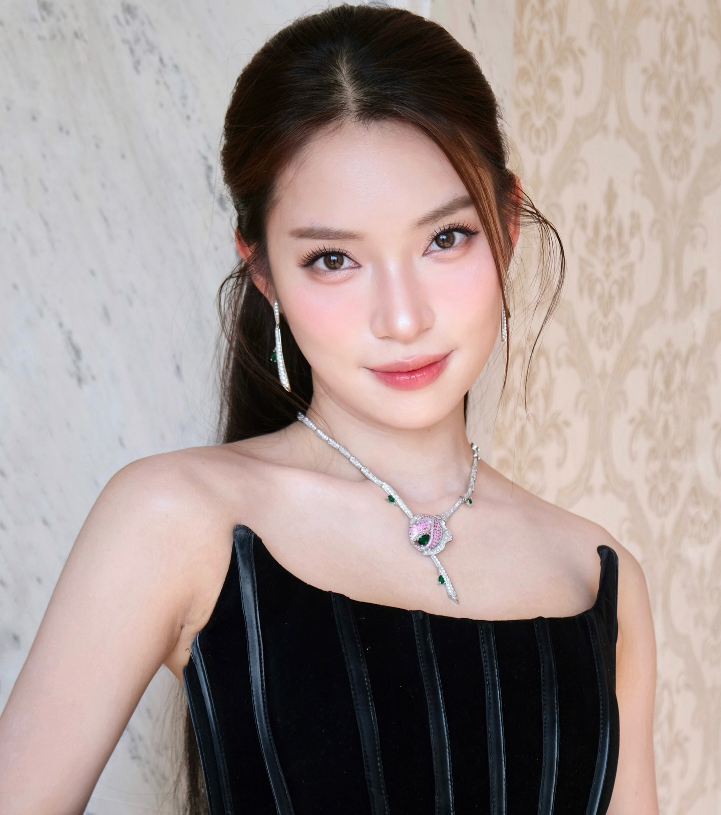 Khánh Vy và chuyện hẹn hò: Vì sao cứ luôn dậy sóng?- Ảnh 1. Khánh Vy và chuyện hẹn hò: Vì sao cứ luôn dậy sóng?- Ảnh 1.