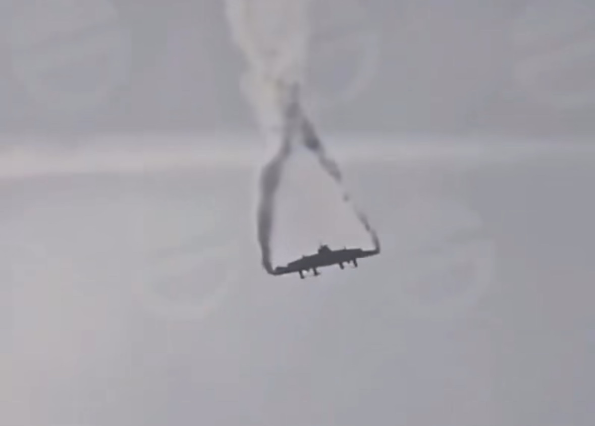 Máy bay quân sự Thổ Nhĩ Kỳ vỡ tan giữa không trung- Ảnh 1.