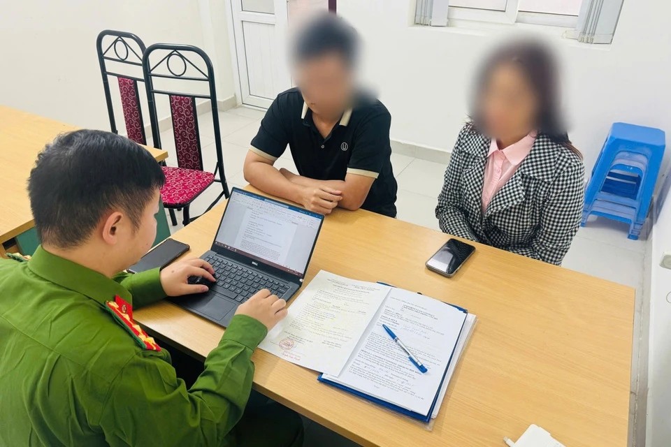 Khách sạn tại Hàng Cháo “bùng” phòng lúc 2h sáng bị Công an phường phát hiện loạt sai phạm- Ảnh 1. Khách sạn tại Hàng Cháo “bùng” phòng lúc 2h sáng bị Công an phường phát hiện loạt sai phạm- Ảnh 1.