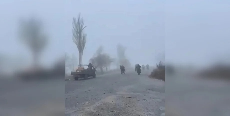 L&iacute;nh Nga lao qua sương m&ugrave; tiến v&agrave;o Pokrovsk: Chiến thuật hỗn loạn nh&igrave;n buồn cười m&agrave; cực kỳ nguy hiểm- Ảnh 1.