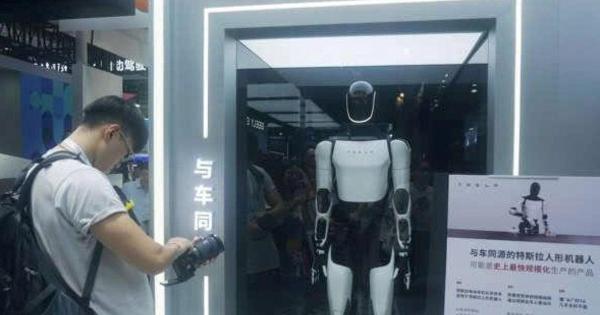 Elon Musk: Optimus của Tesla có thể giúp GDP toàn cầu tăng gấp 100 lần, xoá bỏ hoàn toàn đói nghèo- Ảnh 2.