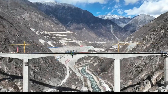 Cây cầu ở Trung Quốc khánh thành chưa đầy một năm đã bị sụp đổ: Công nghệ tiên tiến chưa phải là tất cả?- Ảnh 1.