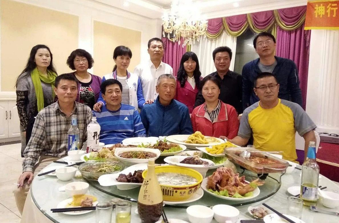 Doanh nhân từ Mỹ bỏ hết công việc về nước họp lớp, mời 18 bạn ai ngờ 36 người xuất hiện, hôm sau cả lớp kéo nhau ra tòa- Ảnh 2. Doanh nhân từ Mỹ bỏ hết công việc về nước họp lớp, mời 18 bạn ai ngờ 36 người xuất hiện, hôm sau cả lớp kéo nhau ra tòa- Ảnh 2.