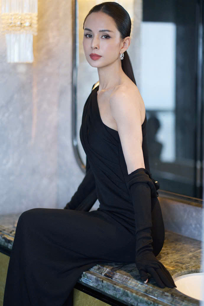 Khó nhận ra diện mạo của "Tiểu Long Nữ đẹp nhất màn ảnh" ở tuổi 59- Ảnh 2.