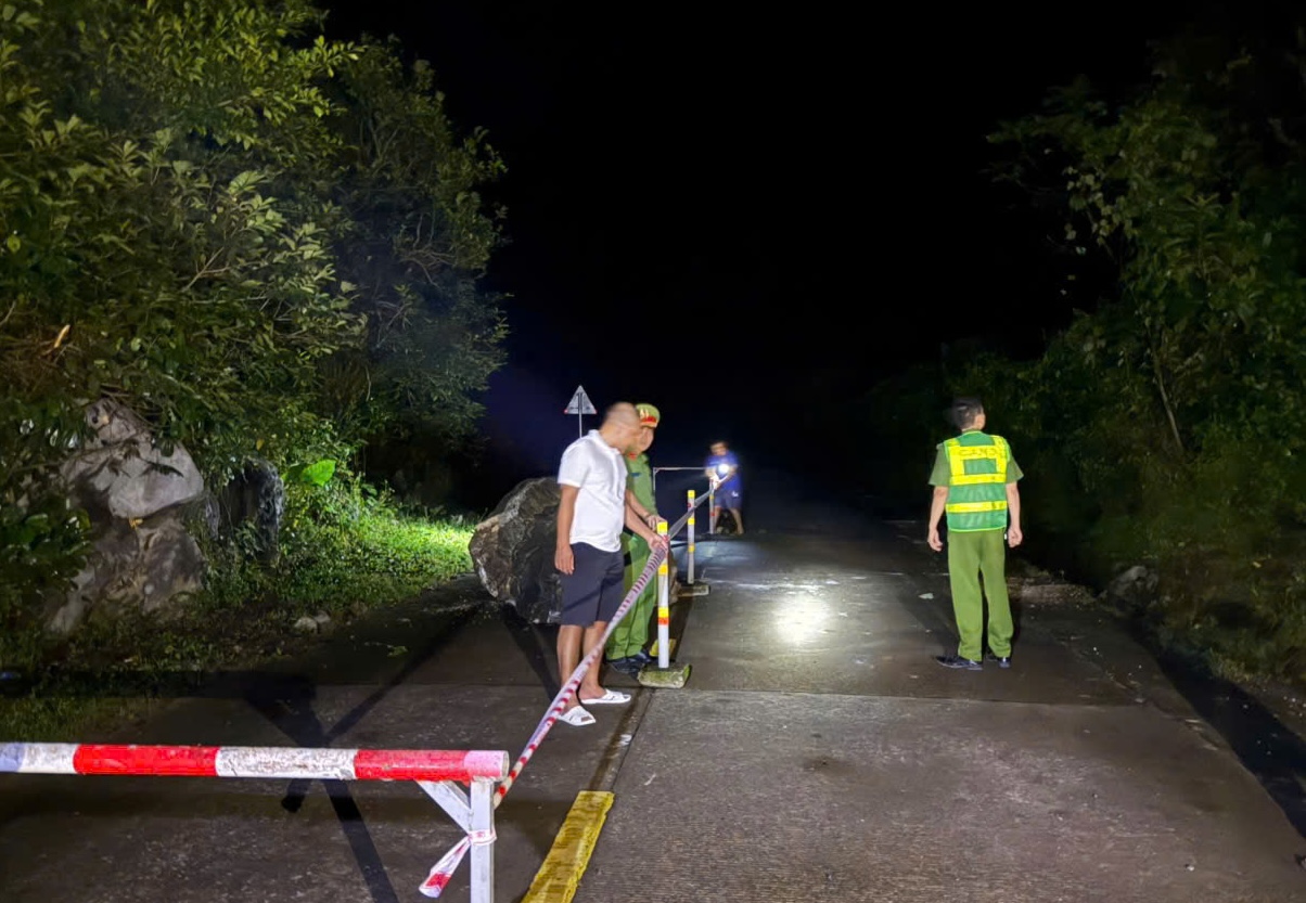 Chuyện gì xảy ra trên đường Hồ Chí Minh tối qua?- Ảnh 1. Chuyện gì xảy ra trên đường Hồ Chí Minh tối qua?- Ảnh 1.