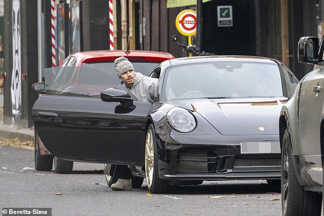 "Tóm dính" con trai Beckham khoá môi bạn gái sexy bên siêu xe Porsche 5 tỷ- Ảnh 2. "Tóm dính" con trai Beckham khoá môi bạn gái sexy bên siêu xe Porsche 5 tỷ- Ảnh 2.