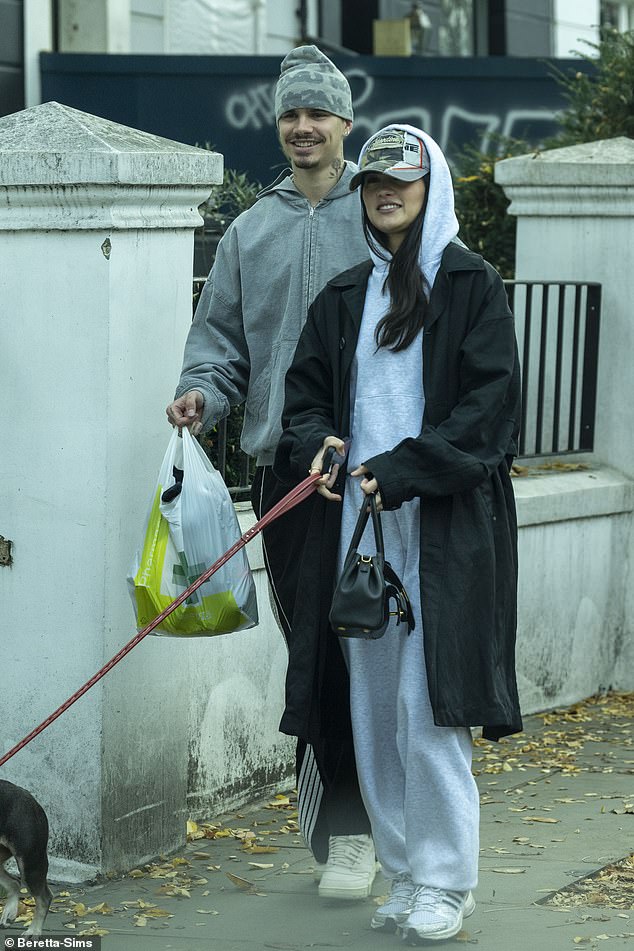 "Tóm dính" con trai Beckham khoá môi bạn gái sexy bên siêu xe Porsche 5 tỷ- Ảnh 6. "Tóm dính" con trai Beckham khoá môi bạn gái sexy bên siêu xe Porsche 5 tỷ- Ảnh 6.