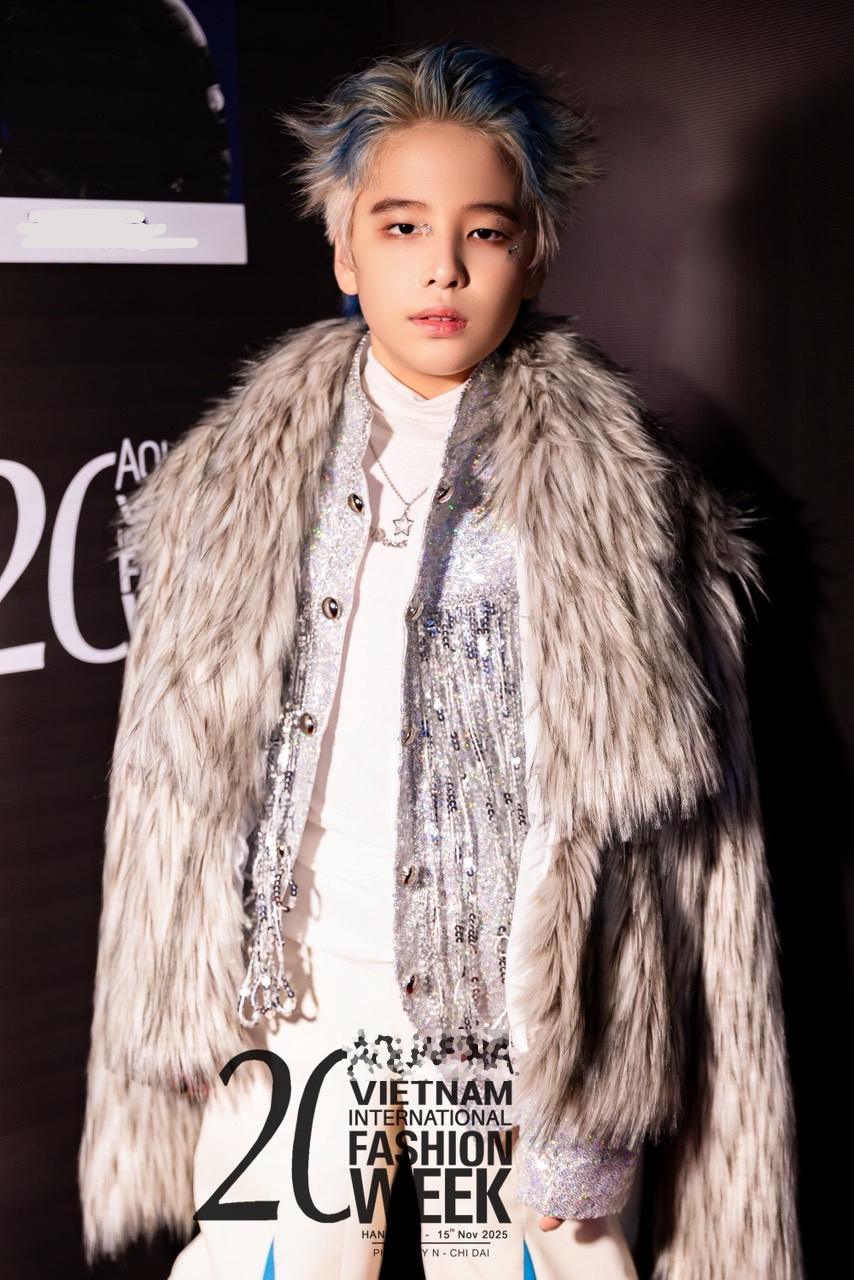 Trịnh Gia Huy gây chú ý như idol Kpop trên thảm đỏ Vietnam International Fashion Week 2025- Ảnh 2. Trịnh Gia Huy gây chú ý như idol Kpop trên thảm đỏ Vietnam International Fashion Week 2025- Ảnh 2.