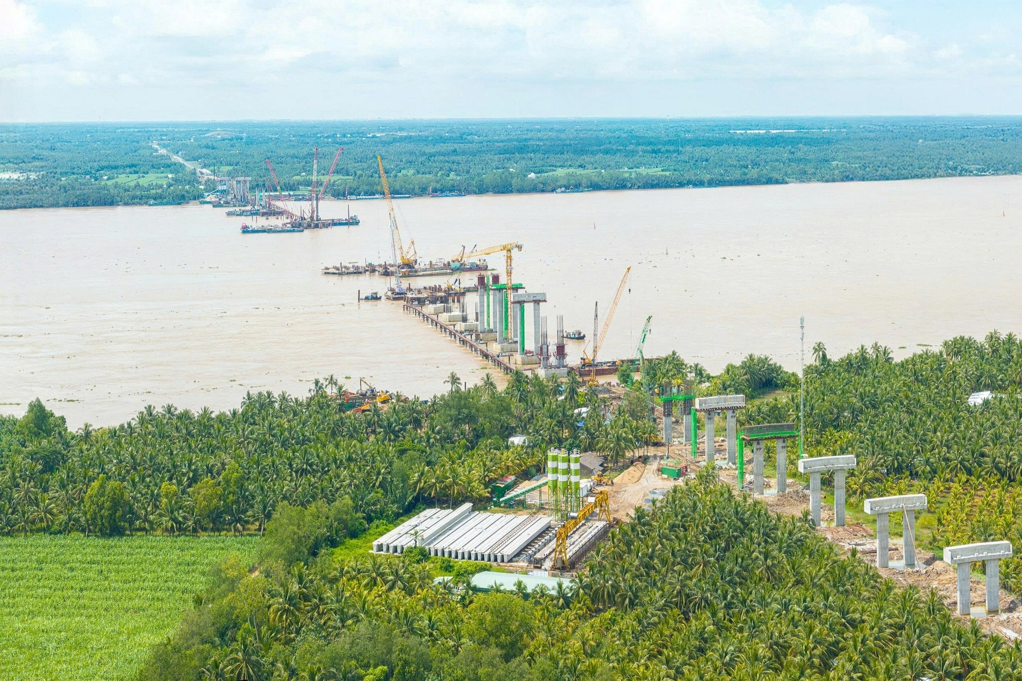 Đèo Cả báo tin vui: Cầu có trụ tháp cao tương đương tòa nhà 35 tầng, nhịp chính dài thứ 2 Việt Nam vừa vượt tiến độ- Ảnh 1.