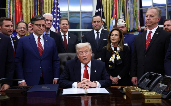 Hé lộ cuộc gặp bí mật giúp Mỹ phá thế bế tắc, mở cửa lại chính phủ- Ảnh 2. Tổng thống Trump ký sắc lệnh mở cửa lại chính phủ Mỹ