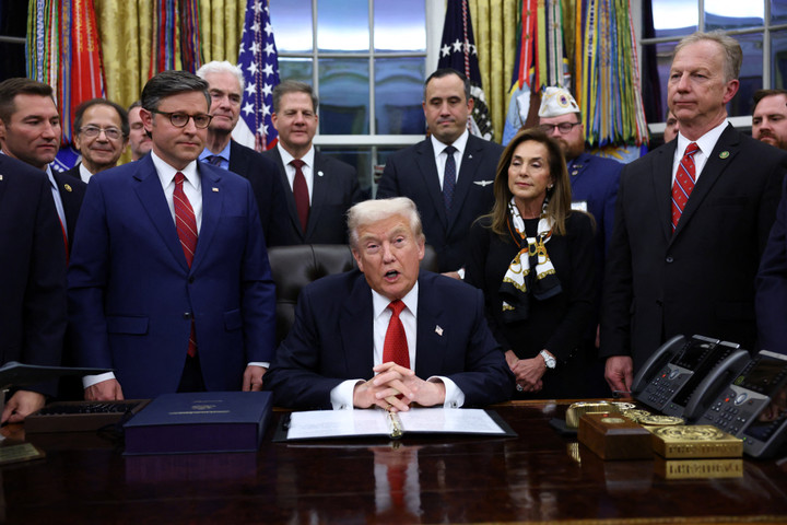 Tổng thống Trump ký sắc lệnh mở cửa lại chính phủ Mỹ- Ảnh 1.