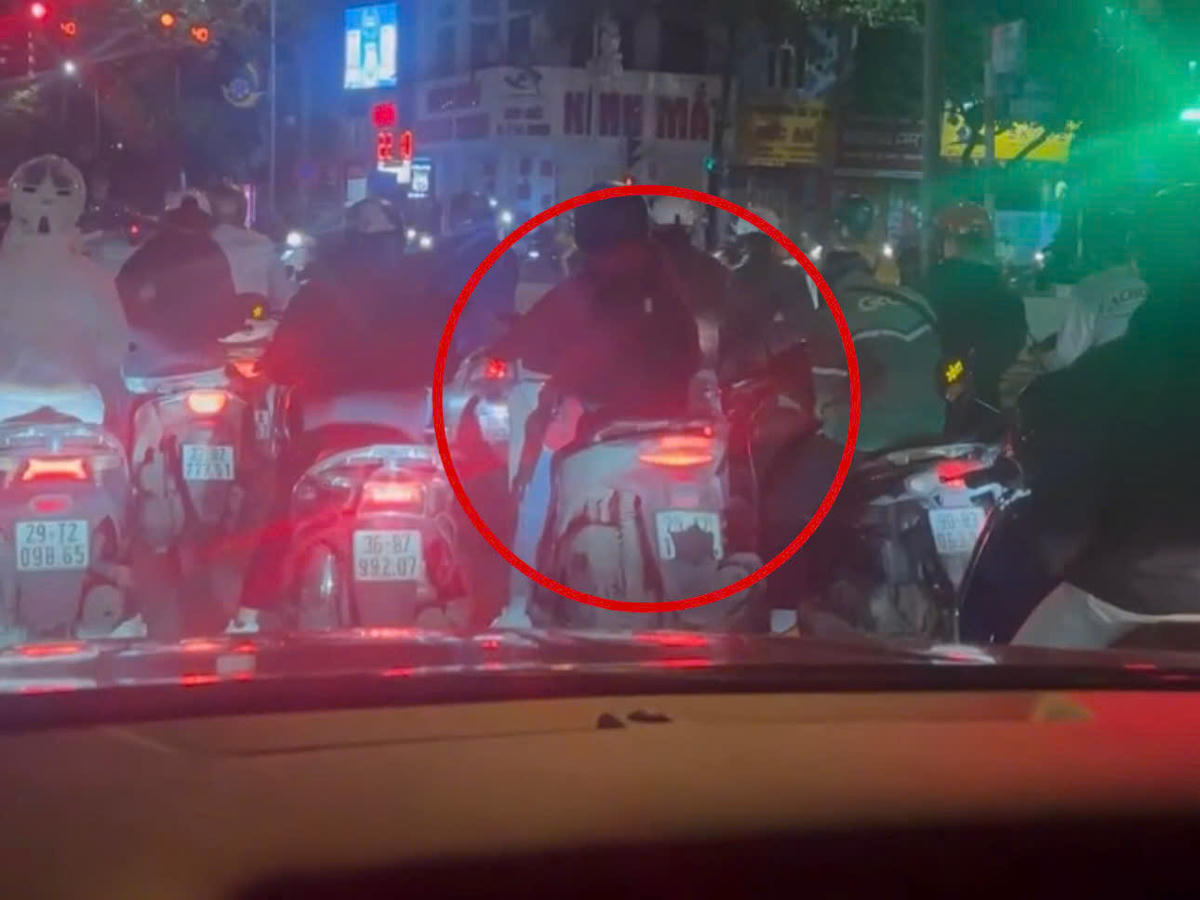 Hà Nội: Dùng khẩu trang che biển số, nam thanh niên bị xử phạt 12 triệu đồng- Ảnh 1.