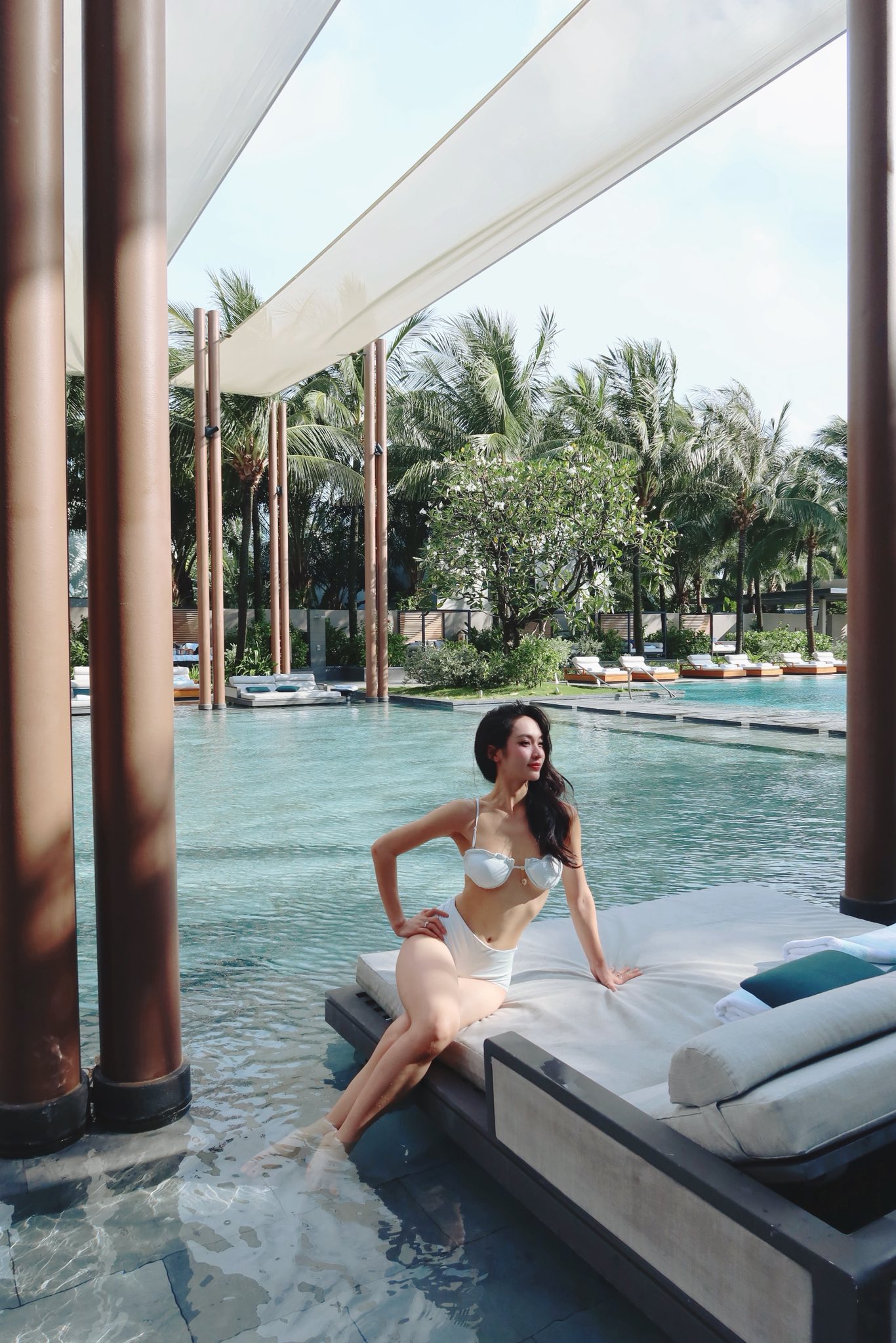 Á hậu Vũ Thuý Quỳnh: Ngồi xe Bentley, check-in du thuyền, được Đức Phạm "cưng như cưng trứng"- Ảnh 10.