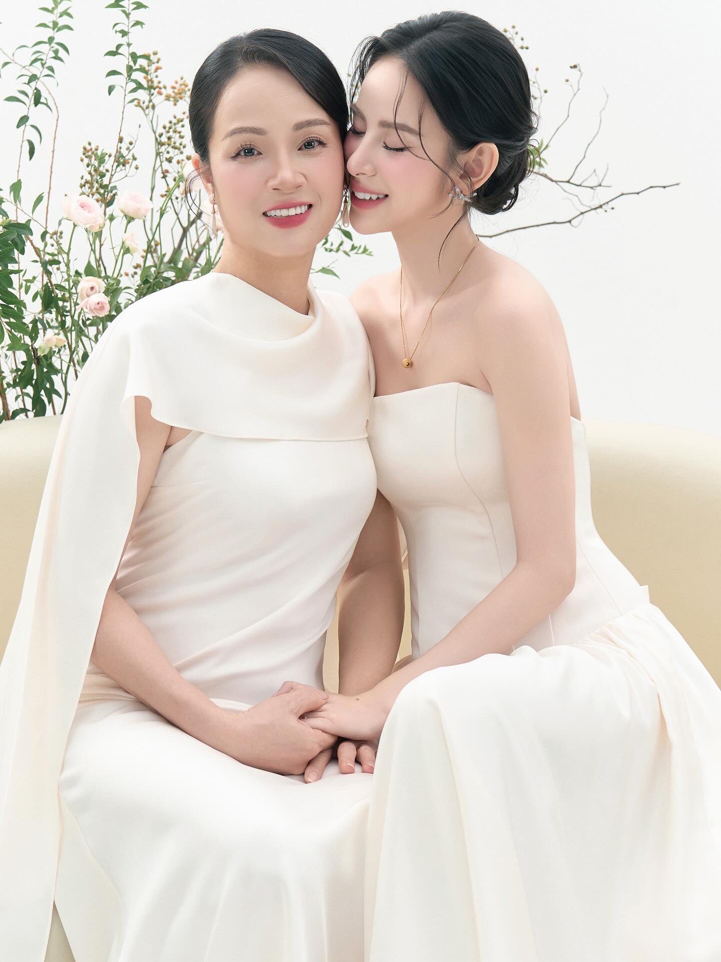 Hương Liên cưới con trai cựu chủ tịch hôm nay: Mẹ chồng và mẹ ruột được khen nức nở- Ảnh 4. Hương Liên cưới con trai cựu chủ tịch hôm nay: Mẹ chồng và mẹ ruột được khen nức nở- Ảnh 4.