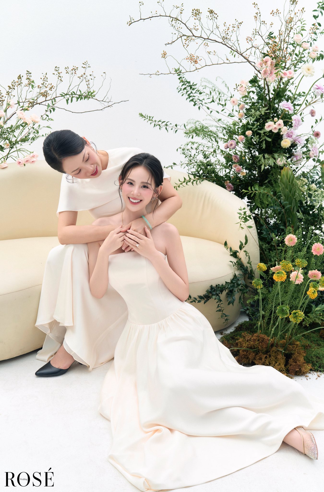 Hương Liên cưới con trai cựu chủ tịch hôm nay: Mẹ chồng và mẹ ruột được khen nức nở- Ảnh 5. Hương Liên cưới con trai cựu chủ tịch hôm nay: Mẹ chồng và mẹ ruột được khen nức nở- Ảnh 5.