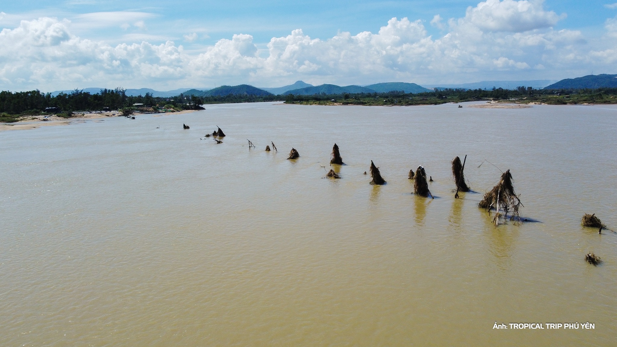 Cầu gỗ vượt sông dài nhất Việt Nam biến mất sau bão số 13: Lịch sử gần 30 năm, từng lên phim điện ảnh- Ảnh 3.