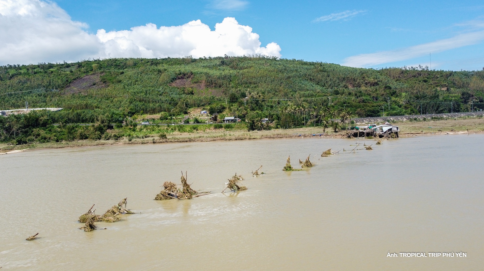Cầu gỗ vượt sông dài nhất Việt Nam biến mất sau bão số 13: Lịch sử gần 30 năm, từng lên phim điện ảnh- Ảnh 4.