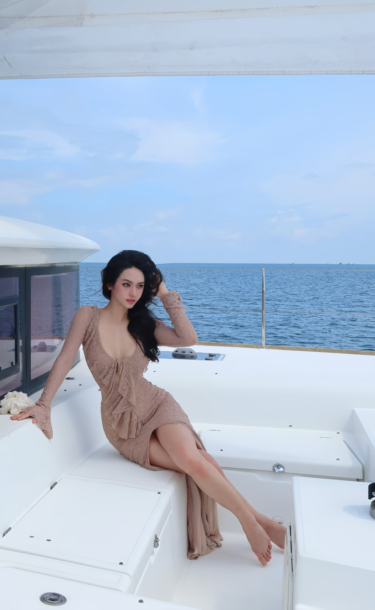 Á hậu Vũ Thuý Quỳnh: Ngồi xe Bentley, check-in du thuyền, được Đức Phạm "cưng như cưng trứng"- Ảnh 8.