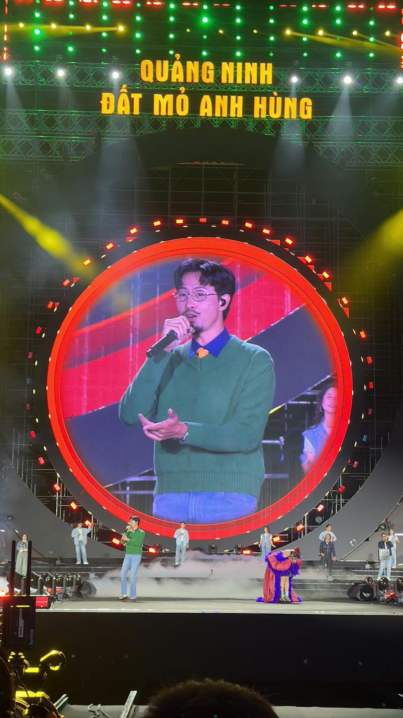 HOT: Đen chủ động nắm tay Hoàng Thùy Linh, trao nhau ánh mắt tình bể bình như muốn biến sân khấu thành lễ đường luôn rồi!- Ảnh 1.