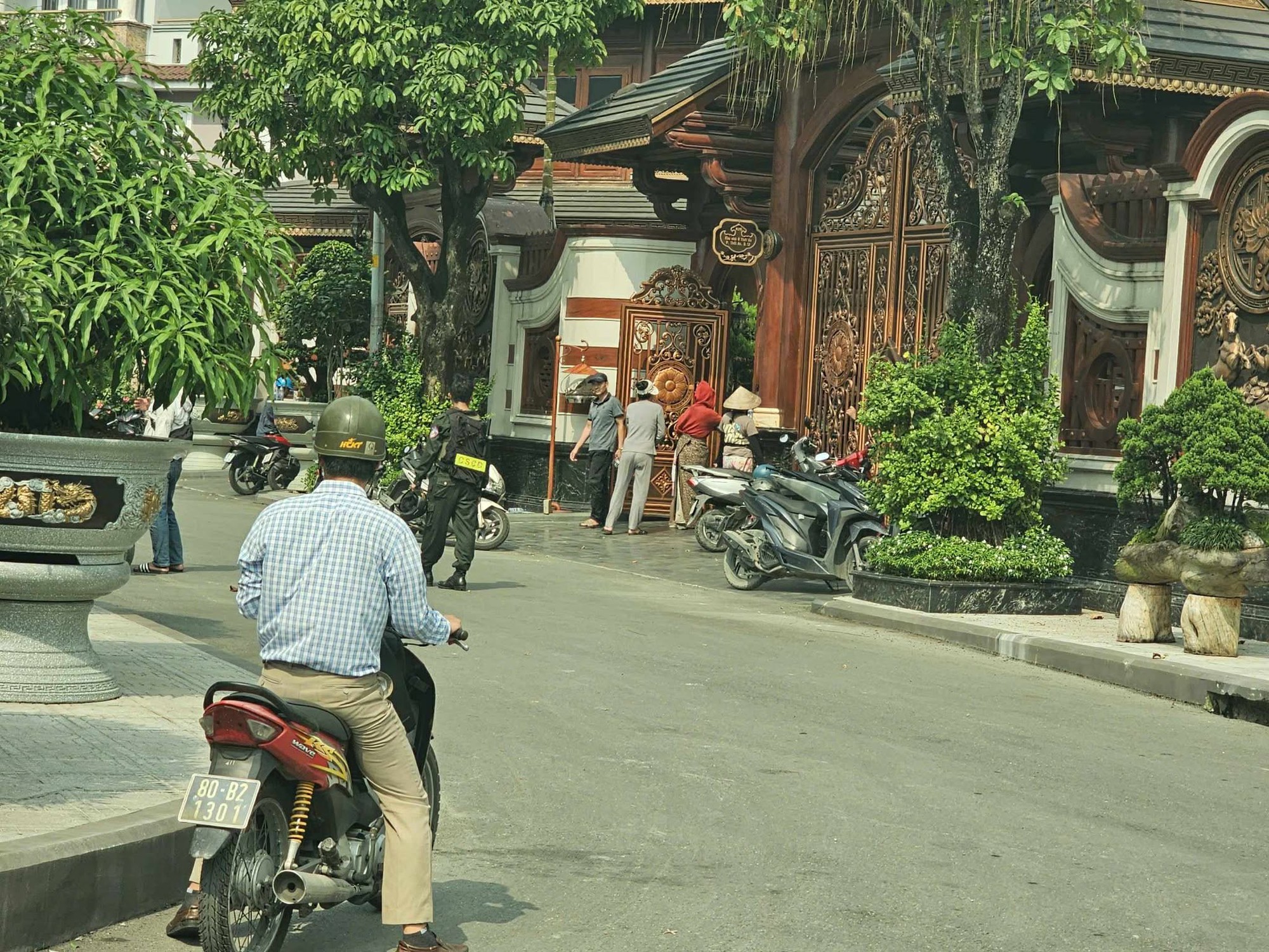 Hơn 100 cán bộ chiến sĩ công an có mặt tại biệt phủ của "bà trùm thẩm mỹ" Mailisa ở TP.HCM- Ảnh 1. Hơn 100 cán bộ chiến sĩ công an có mặt tại biệt phủ của "bà trùm thẩm mỹ" Mailisa ở TP.HCM- Ảnh 1.