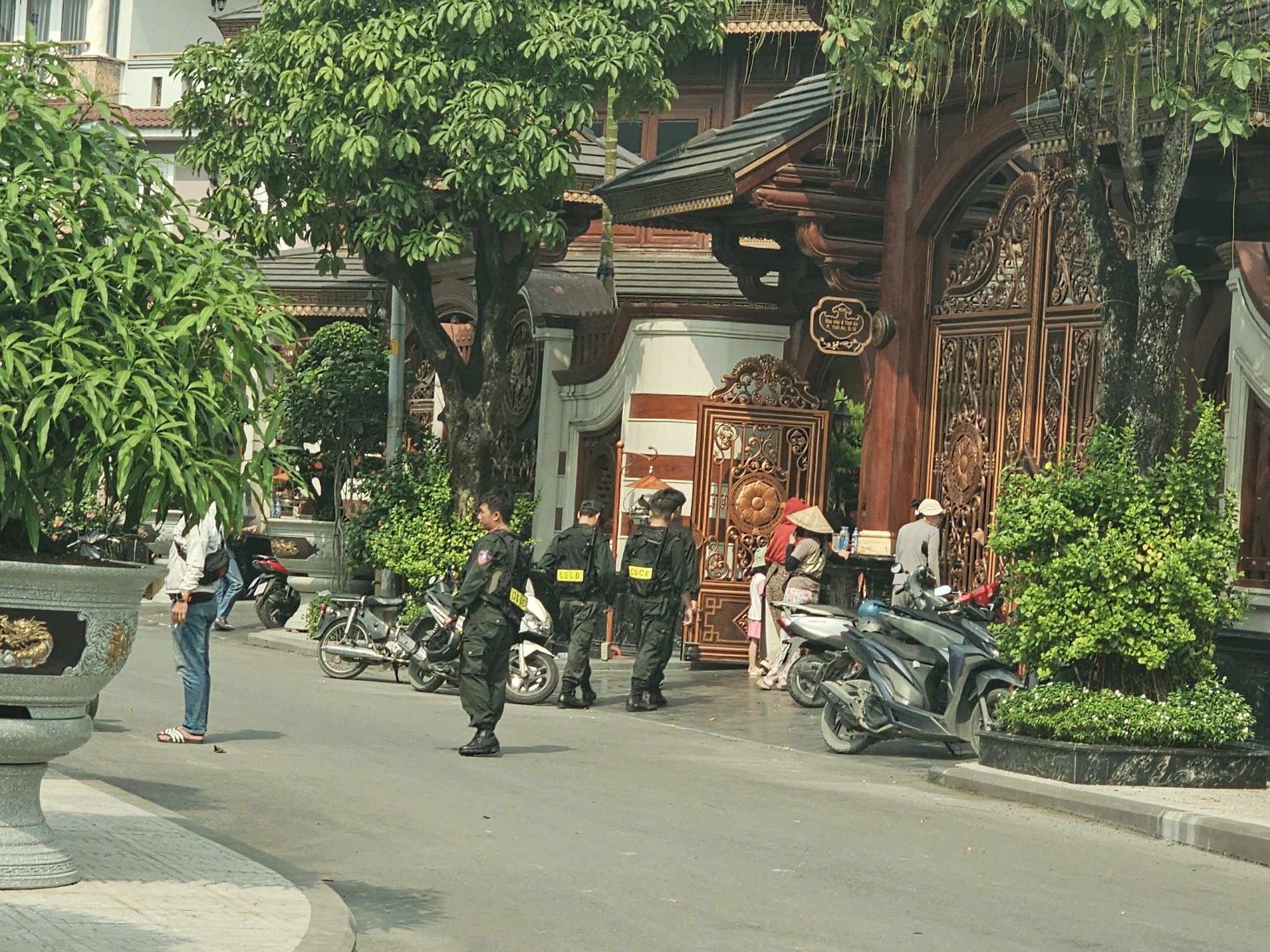 Hơn 100 cán bộ chiến sĩ công an có mặt tại biệt phủ của "bà trùm thẩm mỹ" Mailisa ở TP.HCM- Ảnh 2. Hơn 100 cán bộ chiến sĩ công an có mặt tại biệt phủ của "bà trùm thẩm mỹ" Mailisa ở TP.HCM- Ảnh 2.