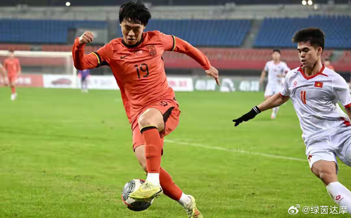 Thua Việt Nam, cầu thủ Trung Quốc nhận “bão chỉ trích” khi giật phăng cả cột cờ phạt góc- Ảnh 3.