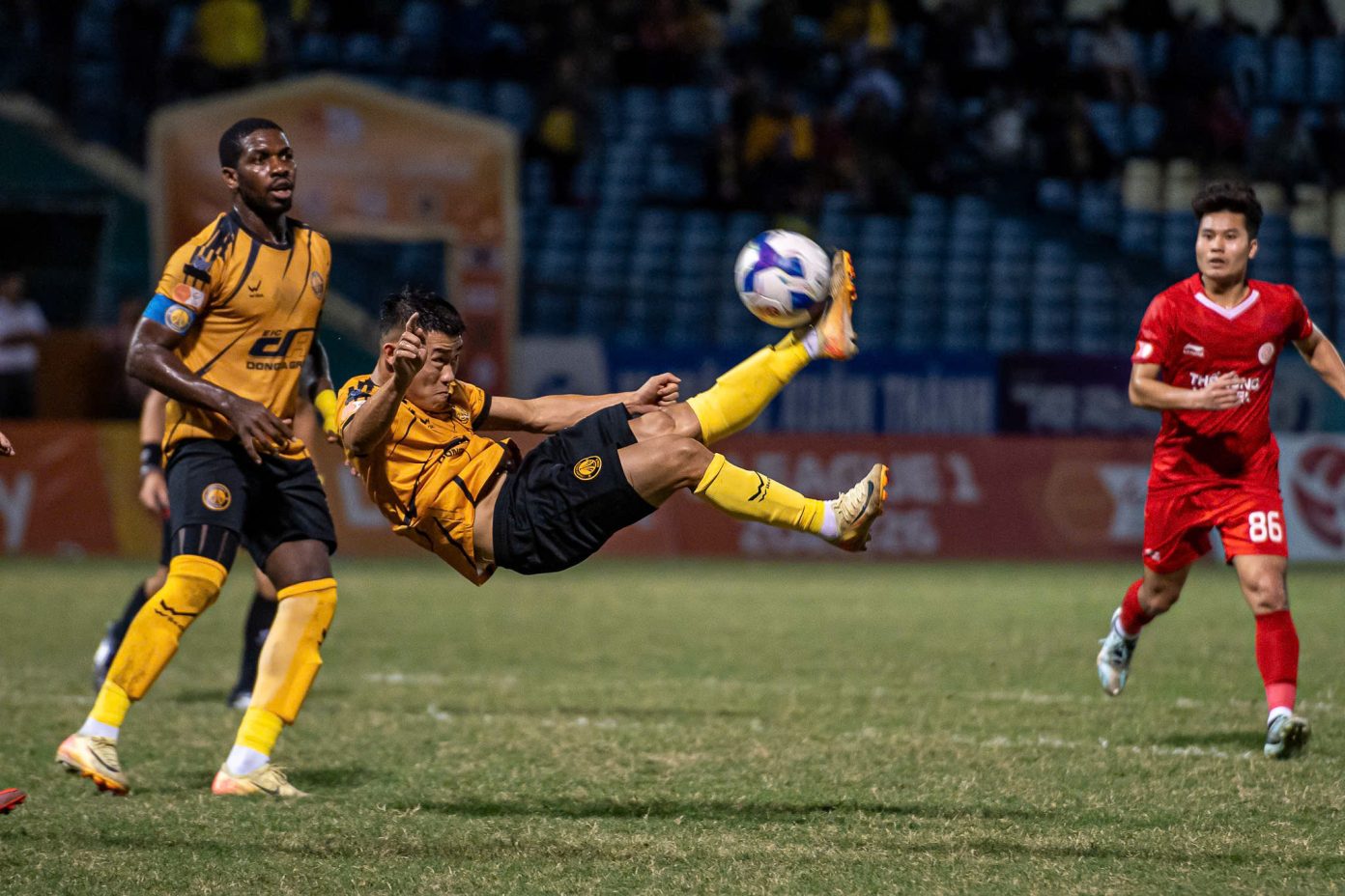 V&igrave; sao FIFA ra &aacute;n phạt cấm chuyển nhượng với CLB Thanh H&oacute;a?- Ảnh 1.